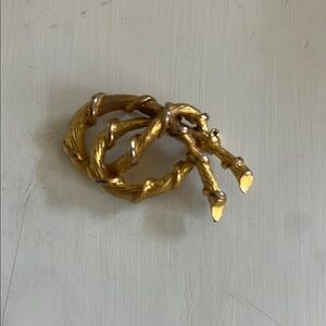 Gold Twisted Rope Brooch